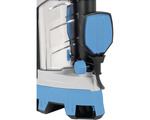 Detail zahradního čerpadla s modrými akcenty