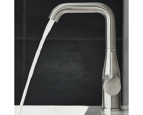 Kovová vodovodní baterie s tekoucí vodou