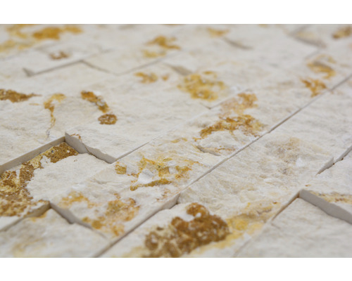 Obklad ze světlého přírodního kamene z travertinu