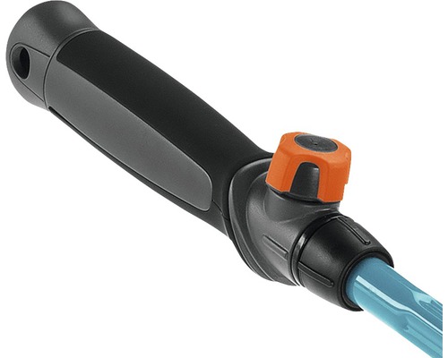 Zahradní hadice s rukojetí a oranžovým regulátorem