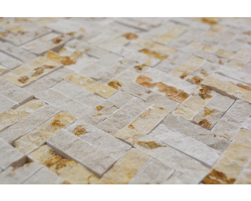 Mozaika z přírodního kamene ve vzoru rybí kosti