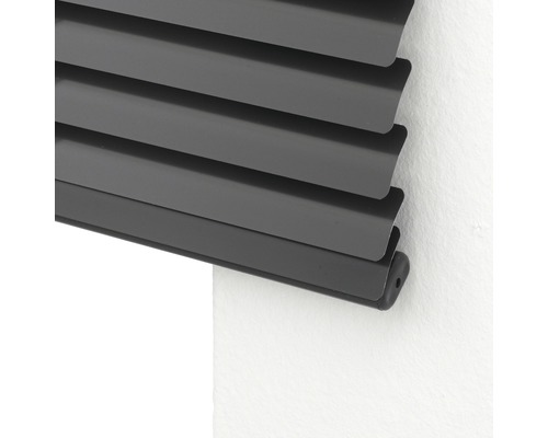 Detail černých žaluzií v okně