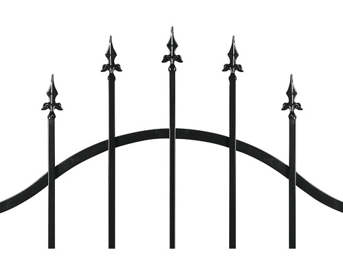 Detailní pohled na kovový zahradní plot s ozdobnými hroty