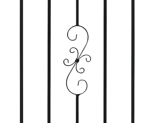 Detailní záběr kovového plotu s ozdobným prvkem uprostřed