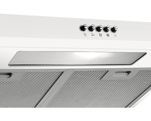 Detailní pohled na digestoř s ovládacími knoflíky a tukovým filtrem