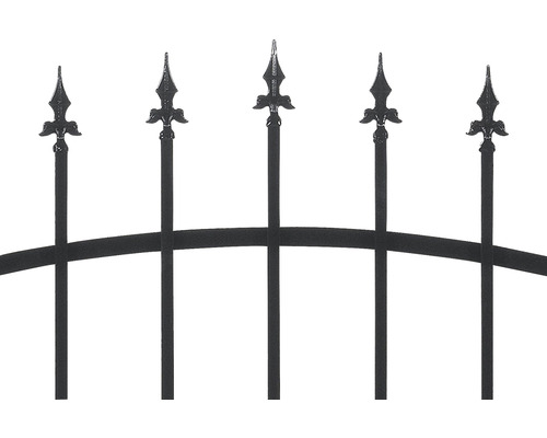 Detailní pohled na kovový plot s dekorativními hroty