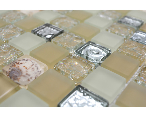 Mozaiková dlaždice se skleněnými a mušlovými prvky