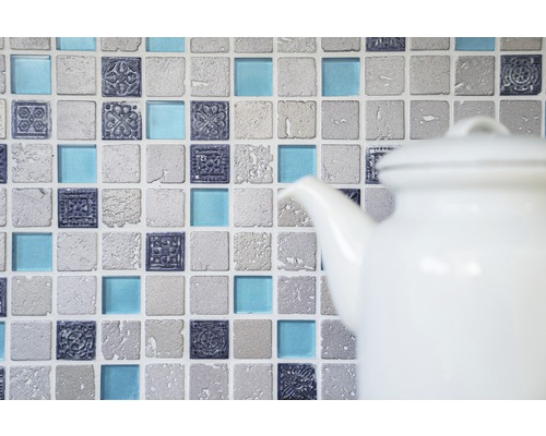 Mozaikové dlaždice s ozdobami a skleněnými akcenty v pozadí