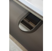 Detail koupelnového nábytku se zásuvkou