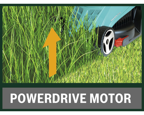 Detailní záběr sekačky na trávu v trávě se šipkou směru a nápisem Powerdrive Motor.