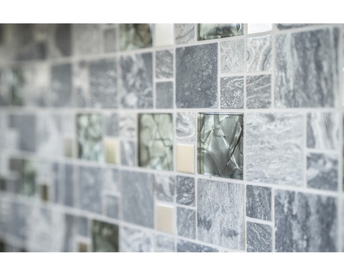 Stěna z mozaikových dlaždic se čtvercovými dlaždicemi ve vzhledu mramoru a skla
