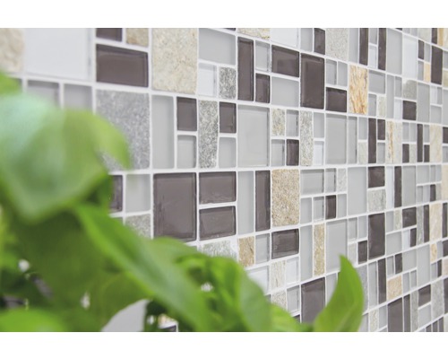 Detailní záběr stěny s mozaikovými dlaždicemi ze skla a kamene