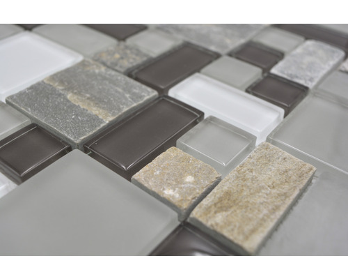 Detail mozaikových dlaždic ze skla a kamene