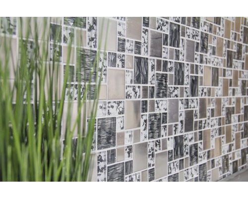 Stěna se čtvercovými mozaikovými dlaždicemi a rostlinnou dekorací