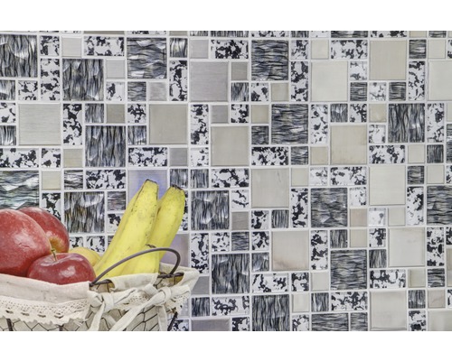 Nástěnné dlaždice s různými vzory jako pozadí pro košík s ovocem