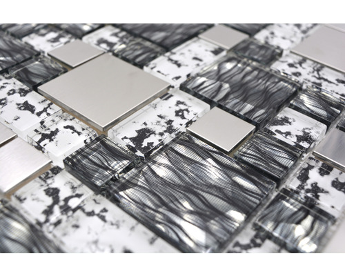 Mozaiková dlaždice se skleněnými a kovovými prvky