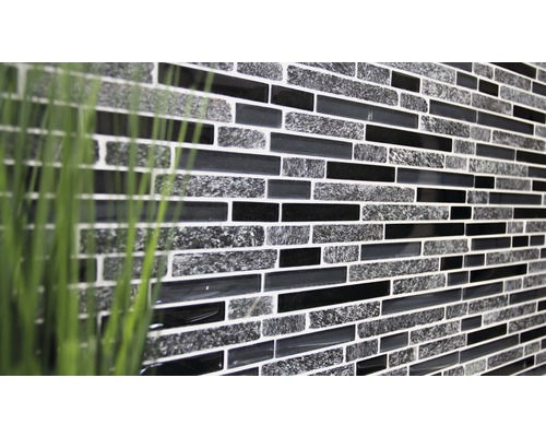 Mozaika s obdélníkovými kameny v různých texturách a odstínech.