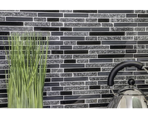 Design stěny s mozaikovými obklady a dekorativními prvky v kuchyni