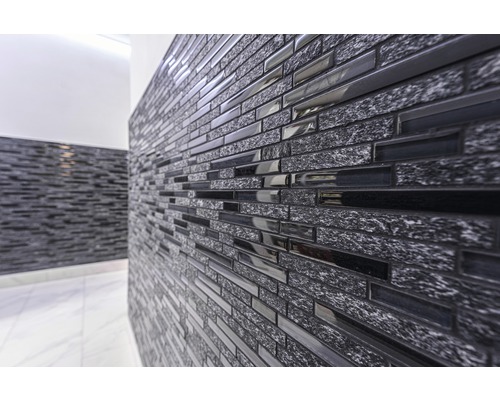 Nástěnná dekorace s mozaikovými obklady v interiéru.