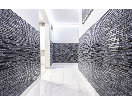 Chodba s obklady stěn a dlažbou