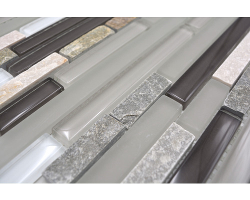 Detail mozaikových dlaždic ze skla a kamene