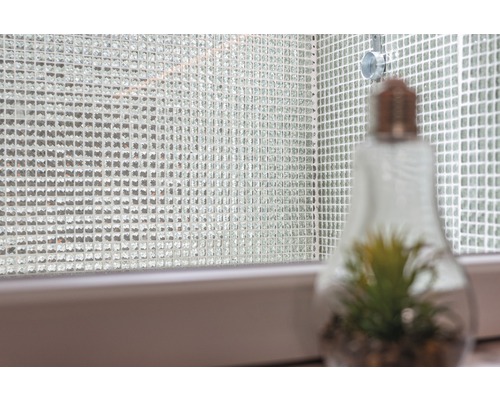 Stěna z mozaikových dlaždic s dekorativní žárovkou s rostlinou