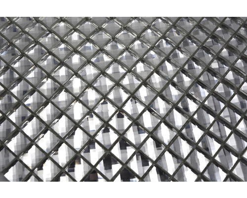 Detail skleněné tvárnice s kosočtvercovým vzorem