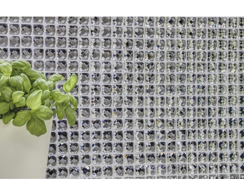 Mozaikové dlaždice se vzhledem křišťálového skla na stěně