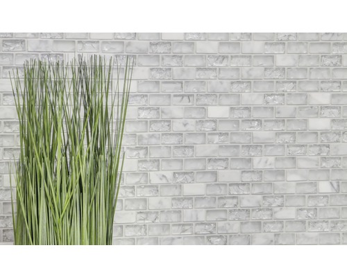 Obkladové dlaždice se skleněnou mozaikou a okrasnou trávou