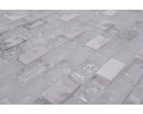 Detail mozaiky ze skla a mramoru