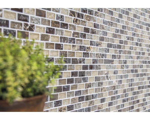 Stěna s mozaikovými obkladačkami ve formátu cihel