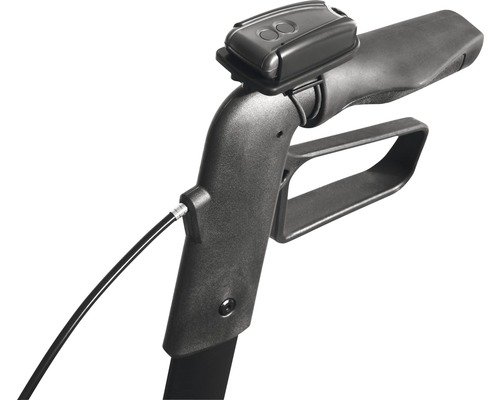 Detailní pohled na rukojeť sekačky na trávu s ovládacími prvky a ovládacím kabelem.