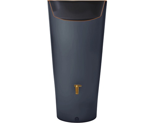 Šedý sud na dešťovou vodu s mosazným kohoutkem pro zavlažování zahrady