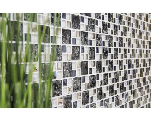 Stěna z mozaikových dlaždic se čtvercovými a obdélníkovými skleněnými a keramickými prvky