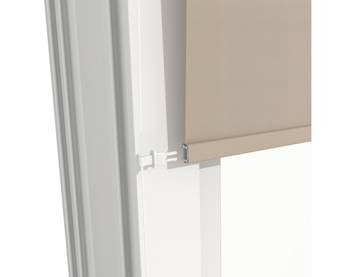 Detail béžové okenní rolety s ovládáním šňůrkou na bílém okenním rámu.