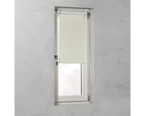 Okno s napůl spuštěnou roletou