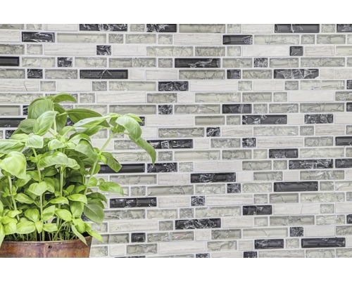 Dekorativní mozaiková stěna s rostlinou v květináči