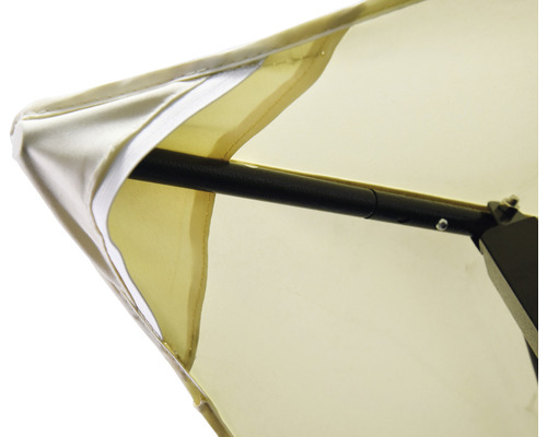 Detailní pohled na slunečník s černým rámem a světlým potahem