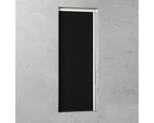 Černá roleta v okně