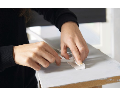 Upevnění ochrany hran na hranu stolu