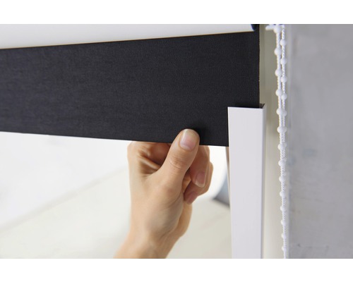 Detailní záběr okenní žaluzie s ovládacím řetízkem