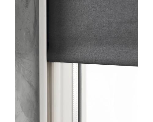 Okno se spuštěnou roletou