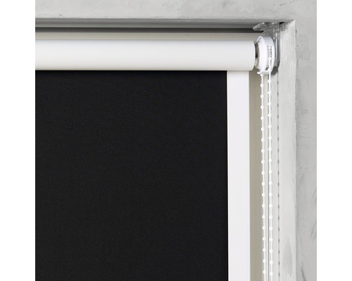 Černá roleta s řetízkovým ovládáním pro dekoraci oken