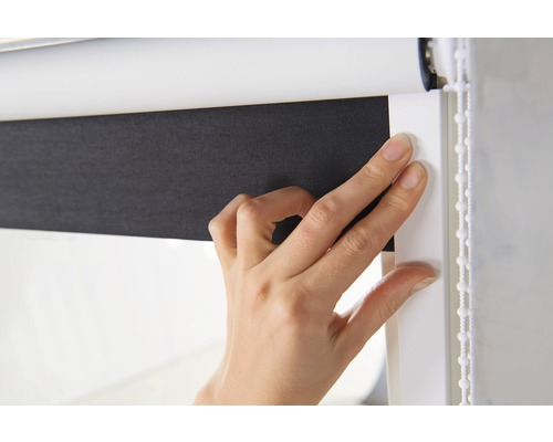 Detailní pohled na osobu ovládající roletu