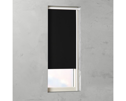 Okno s černou zatemňovací roletou