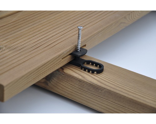 Terasa upevněná distanční vložkou a šroubem