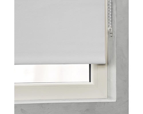 Bílé okenní rolety na okně