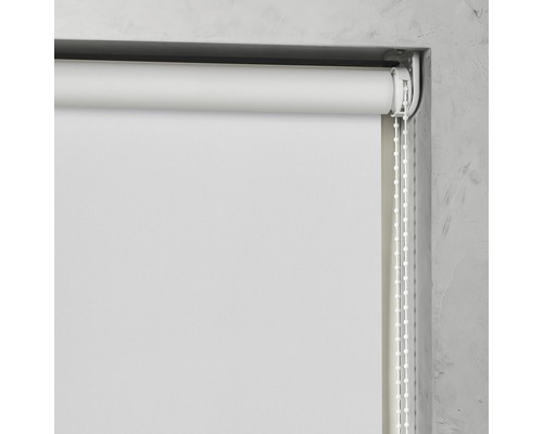 Roleta s řetízkovým ovládáním u okna