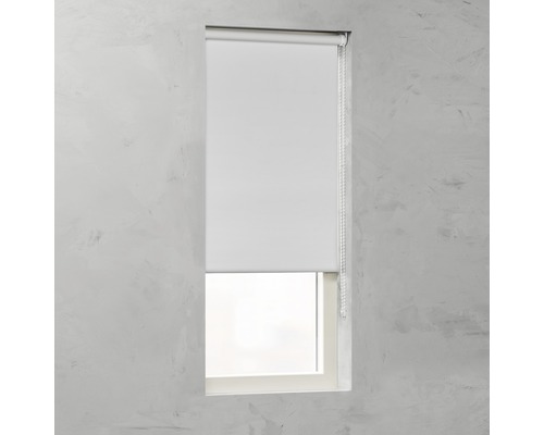 Okno s bílou roletou