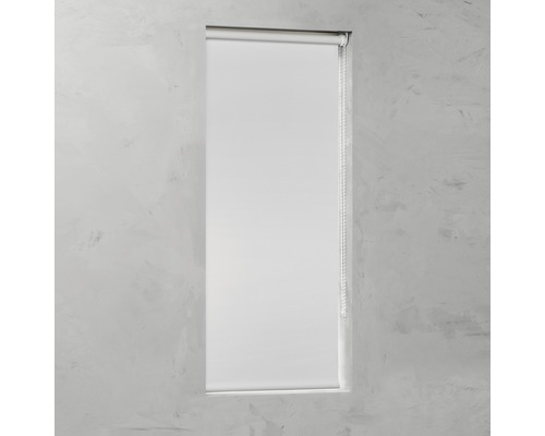 Bílá roleta v okně pro soukromí a zatemnění.